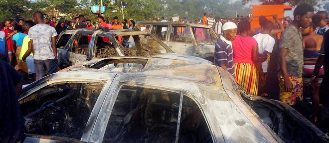 La majorite des victimes sont des vendeurs ambulants et des motocyclistes qui ont ete pieges par les flammes en tentant de recuperer le carburant s'echappant du camion-citerne, a raconte a l'AFP un temoin et secouriste volontaire, Jusu Jacka Yorma.
