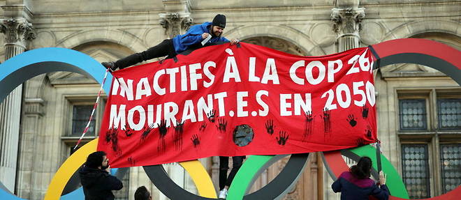 A Paris, plusieurs centaines de personnes ont defile, accrochant devant la mairie de la capitale francaise une banderole << Inactifs a la COP26, mourant.e.s en 2050 >>.
