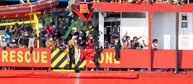 Plus de 800 migrants secourus en mer Mediterranee par le navire ont ainsi debarque dimanche 7 novembre.
