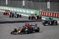 3e sur la grille de départ, Verstappen a pris la tête dès la première ligne droite en profitant de l'aspiration des Mercedes de Hamilton et Bottas.
