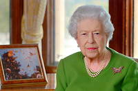Dans le message enregistré pour les participants à la COP26, Elizabeth II portait deux attributs du pouvoir royal en termes d’image : la robe verte, couleur de l’espoir, rehaussée de sa marque de fabrique, la broche de diamants en forme de papillon héritée de sa grand-mère. 
