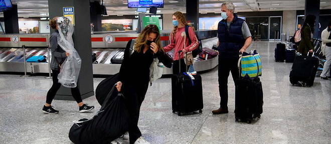 Des voyageurs a l'aeroport de Dulles en Virginie, le 24 novembre 2020.
