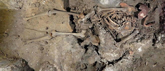 Le corps d'un individu de sexe masculin, baptise << l'homme de Loizu >> (en reference au village tout proche d'Aintzioa-Loizu), a ete retrouve par des speleologues en novembre 2017 dans une grotte dans le nord de l'Espagne.
