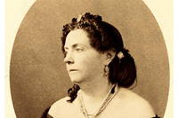 Louise Colet, vers 1860, quelques annees apres sa rupture avec Flaubert. Tenant salon a Paris, elle poursuit avec succes sa carriere litteraire.
