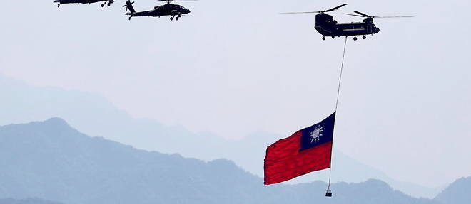 Selon le ministere de la Defense taiwanais, Pekin serait en train de renforcer sa force de frappe aerienne, terreste et maritime aux alentours de l'ile.

