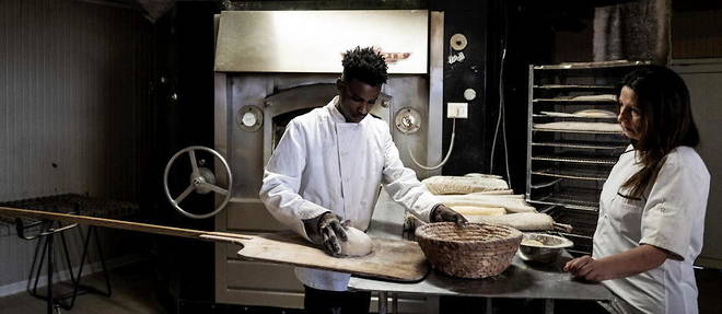 Mamadou Yaya Bah, jeune migrant guineen, en apprentissage dans une boulangerie de La Chapelle-du-Chatelard, dans l'Ain.  
