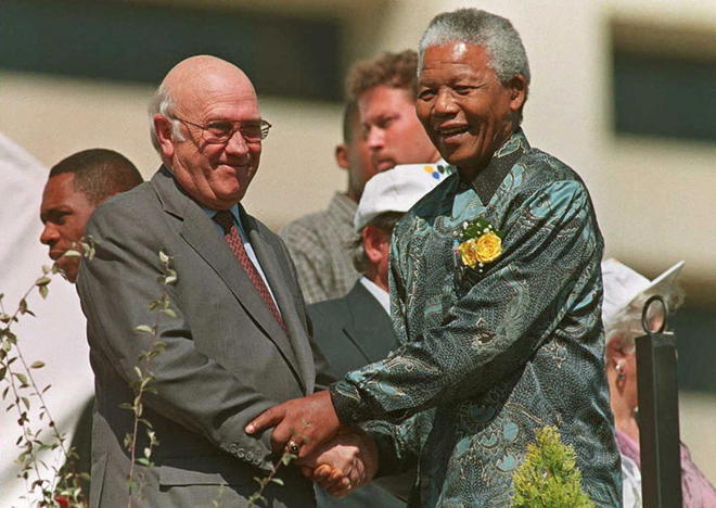 Après avoir pris la décision de libérer Nelson Mandela, Frederik Willem de Klerk a partagé avec le leader de l'ANC le prix Nobel de la paix 1993. 
 ©  WALTER DHLADHLA / AFP
