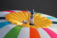 Avec son pere, Remi Ouvrard a depasse son propre record du monde de la plus haute altitude debout sur une montgolfiere, soit plus de 4 000 metres.

