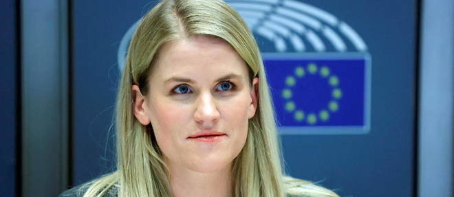 La lanceuse d'alerte de Facebook, Frances Haugen, devant le Parlement europeen a Bruxelles le 8 novembre. 

