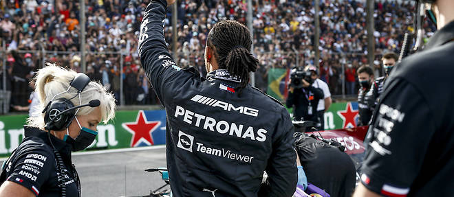 Hamilton, ovationne par le public bresilien alors qu'il affichait les couleurs d'Ayrton Senna sur son casque.
