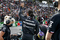 Hamilton, ovationné par le public brésilien alors qu'il affichait les couleurs d'Ayrton Senna sur son casque.
