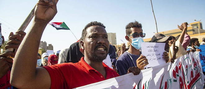 << Nous n'avons pas d'autre option que de continuer a manifester >>, soutient un jeune Soudanais sorti dans les rues ce week-end pour protester contre le coup d'Etat du general al-Burhan. 
