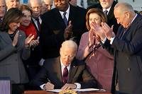 Biden savoure une fugace &eacute;claircie en signant sa grande loi d'infrastructures
