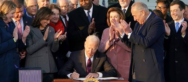 Biden savoure une fugace eclaircie en signant sa grande loi d'infrastructures