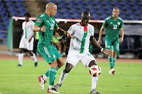 À l'image de ce duel entre Adama Guira et Sofiane Feghouli, le match entre l'Algérie et le Burkina pour la qualification au Mondial 2022 promet d'être âpre.
