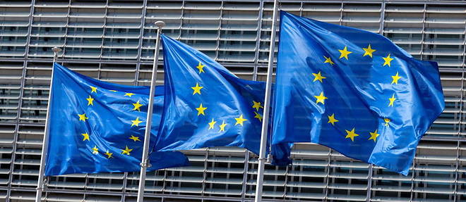 Drapeaux europeens flottant dans le vent pres du batiment de la Commission europeenne.
