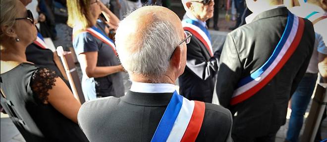 Delegation de maires aux obseques de Jean-Mathieu Michel, maire de Signes, assassine en aout 2019 pour avoir tente d'interdire un dechargement illegal de gravats.
