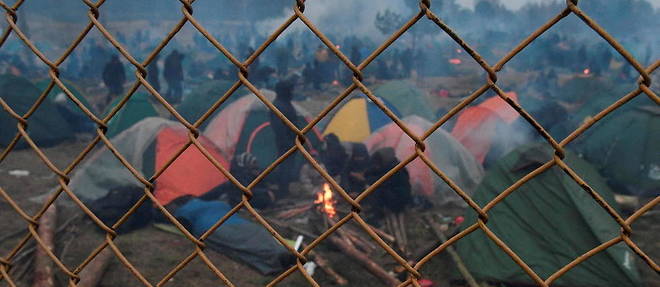 Un camp illegal de migrants, dans la region de Grodno, a la frontiere entre la Bielorussie et la Pologne, le 17 novembre 2021.
