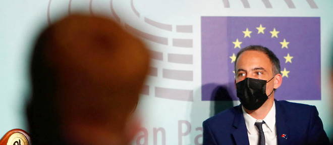 L'eurodepute social-democrate Raphael Glucksmann est le president de la commission speciale sur les ingerences etrangeres du Parlement europeen, qui finalise son rapport.
