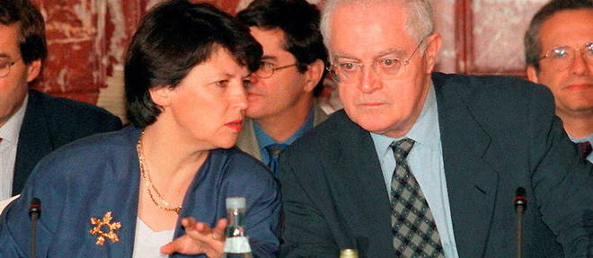 Lionel Jospin alors Premier ministre avec Martine Aubry, ministre de l'Emploi, fait voter la loi sur les 35 heures en deux temps, en 1998 et en 2000.
