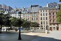 Des immeubles datant du XIX e  siècle sur l'île de la Cité, à Paris.
