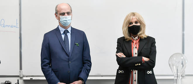 Jean-Michel Blanquer et Brigitte Macron dans un college du 15e arrondissement de Paris.
