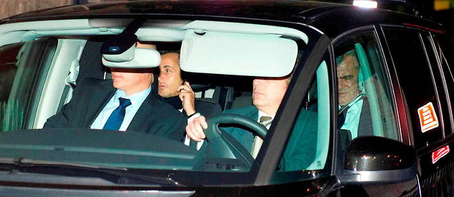 Nicolas Sarkozy et son avocat, Thierry Herzog, a leur sortie du tribunal de Bordeaux, ou le president a ete entendu dans le cadre de l'affaire Bettencourt, en 2013.
