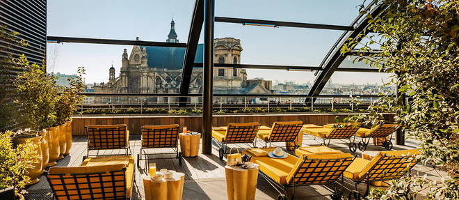 Sis au coeur de la poste du Louvre, tout juste renovee, l'hotel Madame Reve offre une vue inedite sur Paris. A decouvrir du rooftop, du restaurant La Plume et des chambres "mansardees >>. 
