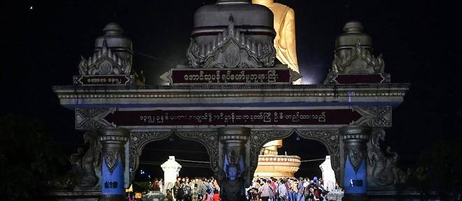 Birmanie: loin du conflit, une ascension nocturne pour celebrer la pleine lune