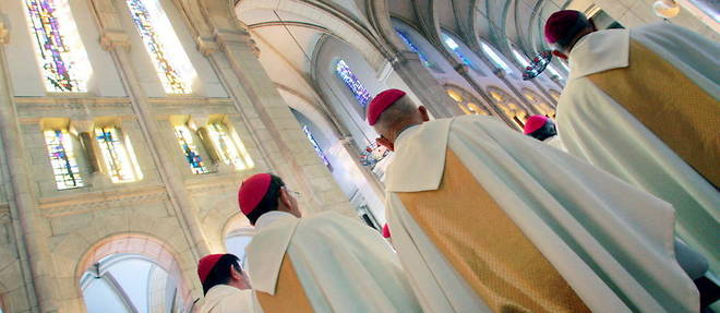 Des eveques lors d'une messe, celebree par l'archeveque de Bordeaux et president de la Conference des eveques de France Mgr Jean-Pierre Ricard, le 06 novembre 2005.
