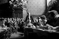 M e  Jacques Isorni, l’un des trois avocats de Philippe Pétain, lors du procès du Maréchal devant la Haute Cour de justice de Paris durant l'été 1945.
