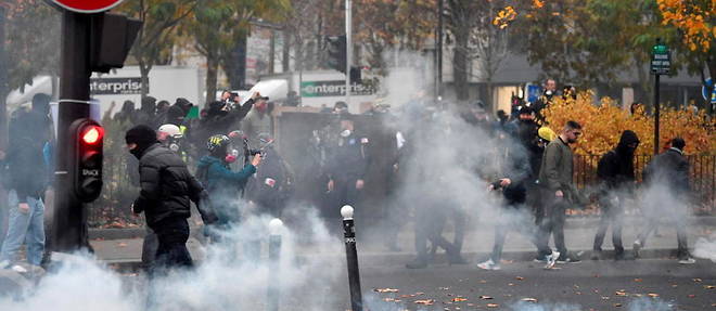 Des manifestants lors d'une nouvelle mobilisation des Gilets jaunes, a Paris, le 20 novembre 2021. 
