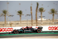 Hamilton a réalisé la pole pour le 1 er  GP du Qatar, mais affiché aussi les couleurs LGBT sur son casque.
