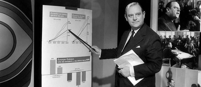 Der Premierminister Raymond Barre hält am 28. Oktober 1976 in Paris während der Sendung einen Mini-Kurs über Wirtschaftswissenschaften 