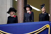 De gauche à droite, Camilla, Catherine et Sophie, au balcon de Whitehall, à Londres, lors de l'hommage britannique aux victimes de guerre.
