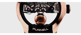  La montre Purnell Ballon d’or 2021 tisse un lien direct avec le football. La cage du tourbillon prend la forme d’un ballon tournant entièrement sur lui-même en 30 secondes. La couronne est surmontée d’un cabochon hémisphérique évoquant lui aussi un ballon.
