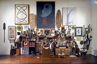 Son "Mur", Andre Breton, figure du surrealisme, l'a construit de 1922 a sa mort, en 1966. Il est compose de quelques 212 oeuvres d'art et objets.
