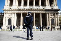 Une patrouille de police spécifiquement dédiée à la lutte contre le trafic de drogue écume les riches allées du 8 e  arrondissement de Paris, raconte « Le Parisien ».
