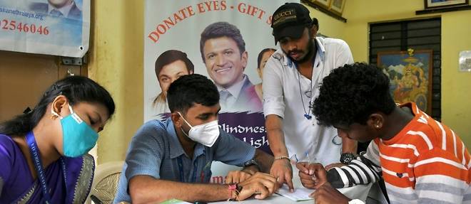 Inde: des milliers de fans d'un acteur defunt promettent de donner leurs yeux comme lui