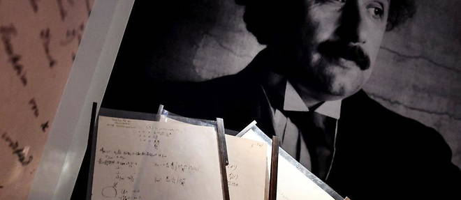 Le manuscrit d'Einstein vendu plusieurs dizaines de millions d'euros, lors de sa vente aux encheres chez Christie's a Paris, mardi 23 novembre.
