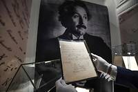 Un manuscrit d'Einstein vendu aux ench&egrave;res pour la somme record de 11,6 millions d'euros