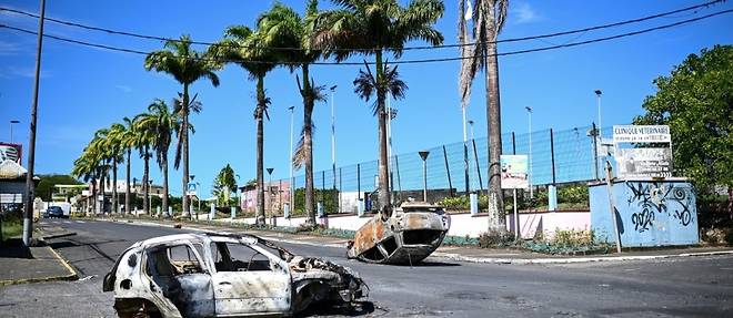 Antilles: nouvelles violences, le gouvernement met l'autonomie de la Guadeloupe en debat