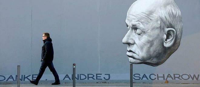 Sur un mur berlinois, portrait d'Andrei Sakharov, Prix Nobel de la paix et l'un des dissidents sovietiques ayant fonde en 1989 l'organisation Memorial engagee dans la defense des droits humains.

