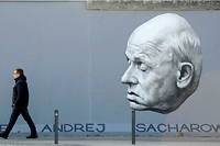 Sur un mur berlinois, portrait d'Andreï Sakharov, Prix Nobel de la paix et l'un des dissidents soviétiques ayant fondé en 1989 l’organisation Memorial engagée dans la défense des droits humains.
