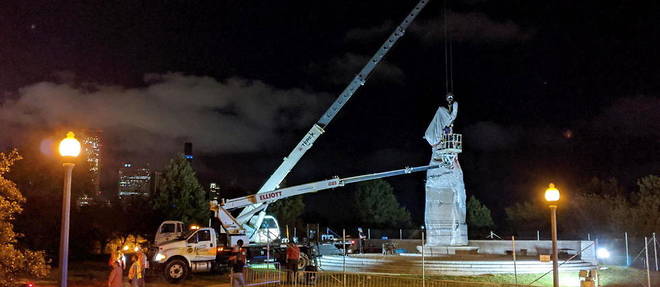 Une statue de Christophe Colomb est demontee au Grant Park de Chicago, le 24 juillet 2020.
