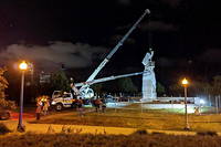 Une statue de Christophe Colomb est démontée au Grant Park de Chicago, le 24 juillet 2020.

