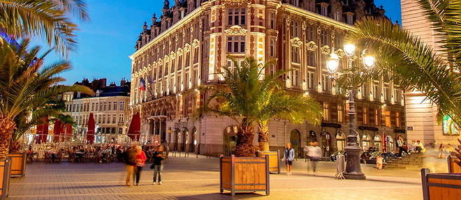 En quete d'espace et de qualite de vie, les Parisiens affluent a Lille (ici, le beffroi de la place du Theatre).