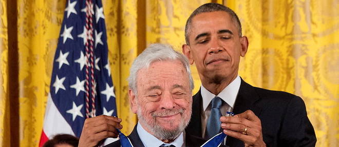 Considere comme l'un des plus grands compositeurs de comedie musicale, Stephen Sondheim avait recu en 2015 la medaille presidentielle de la Liberte, la plus haute distinction civile, des mains de Barack Obama.
