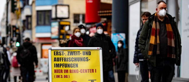 Des Allemands devant un nouveau centre de vaccination, ouvert a Berlin, vendredi 26 novembre 2021.
