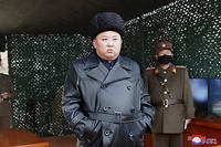 Le manteau en cuir, grand favori du dressing de Kim Jong-un, est interdit aux habitants de la Corée du Nord.
